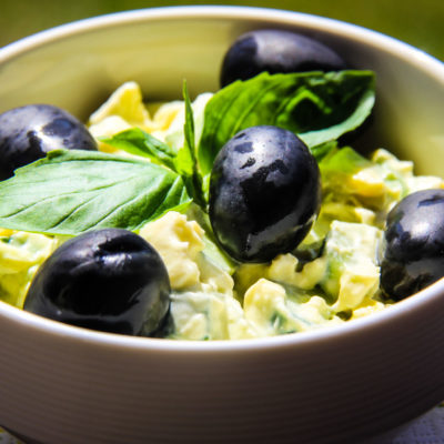Salata cu avocado, ou si iaurt grecesc.