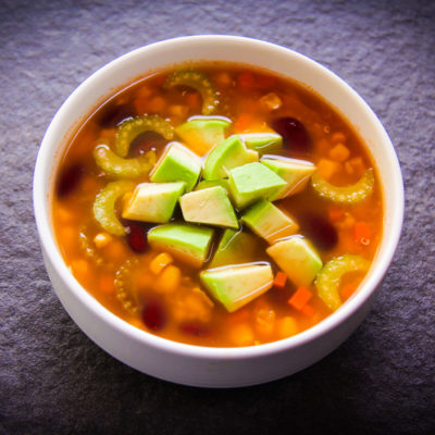 Supa mexicana cu fasole, quinoa si porumb