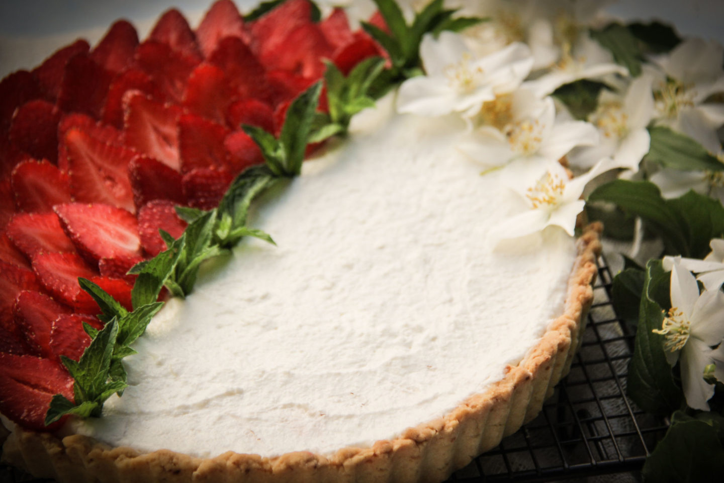 alt="tarta cu ricotta si capsuni fara coacere"