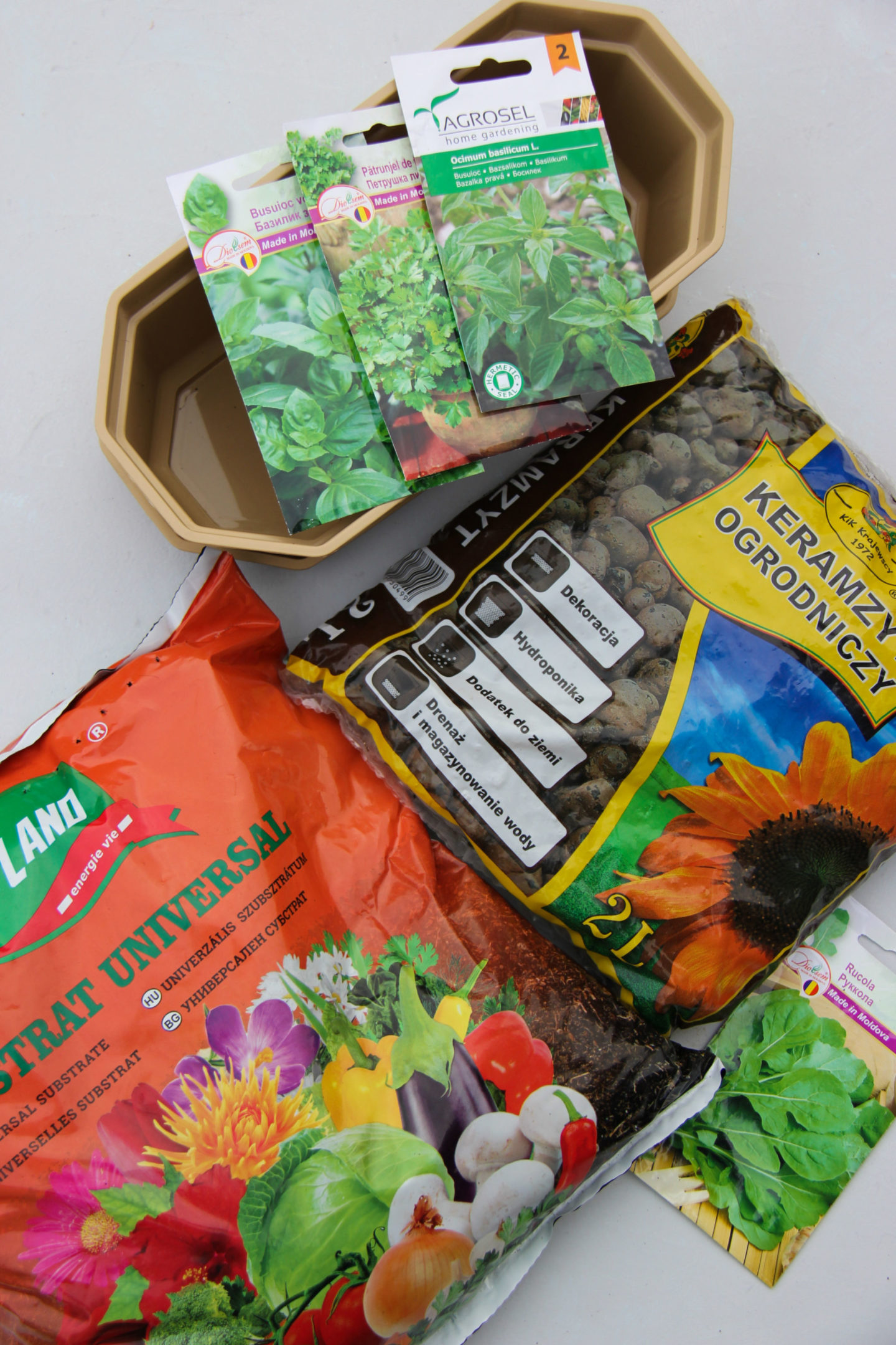 alt="plante ierburi aromatice"