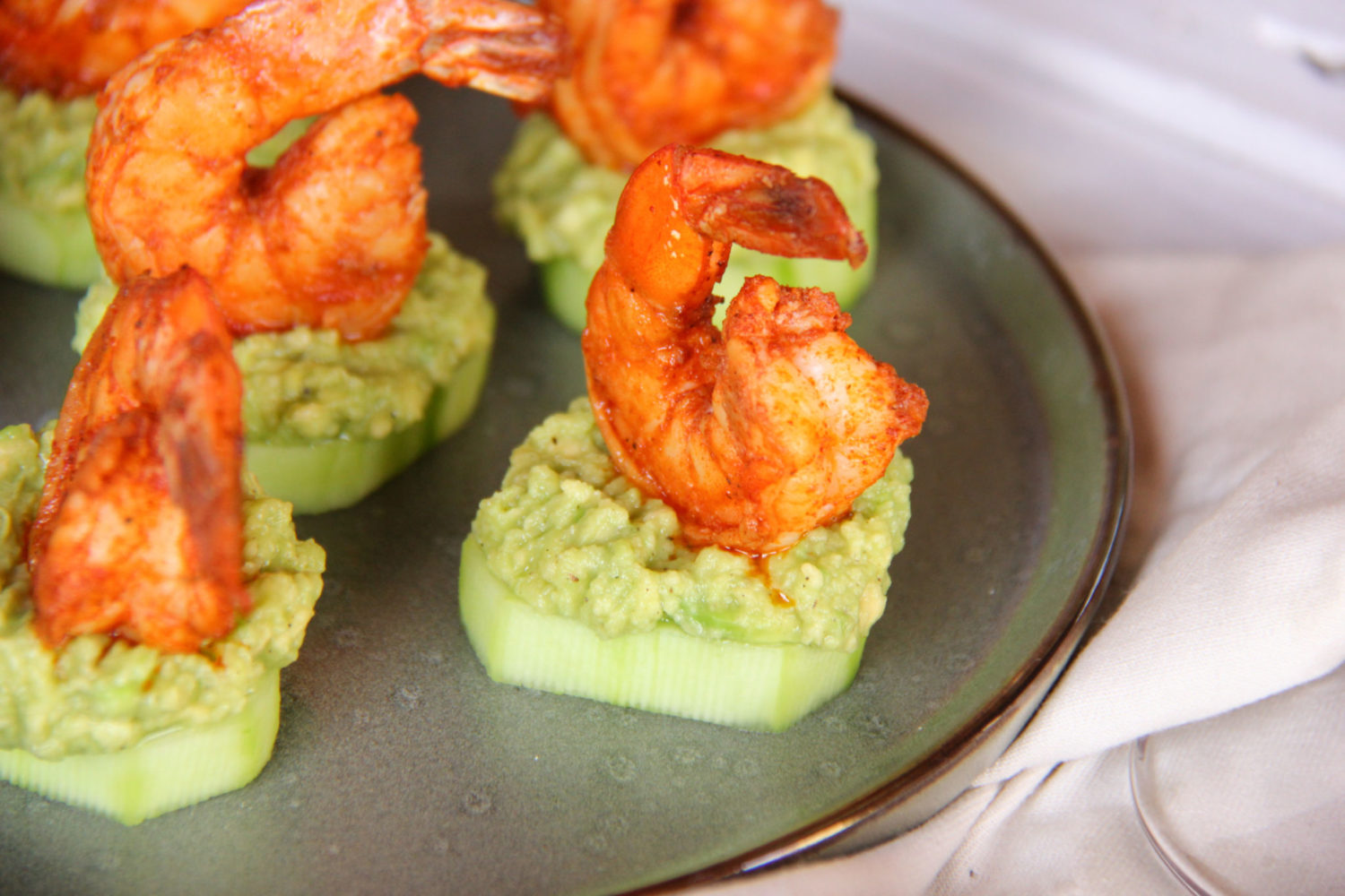 Aperitiv din castraveti, avocado si creveti