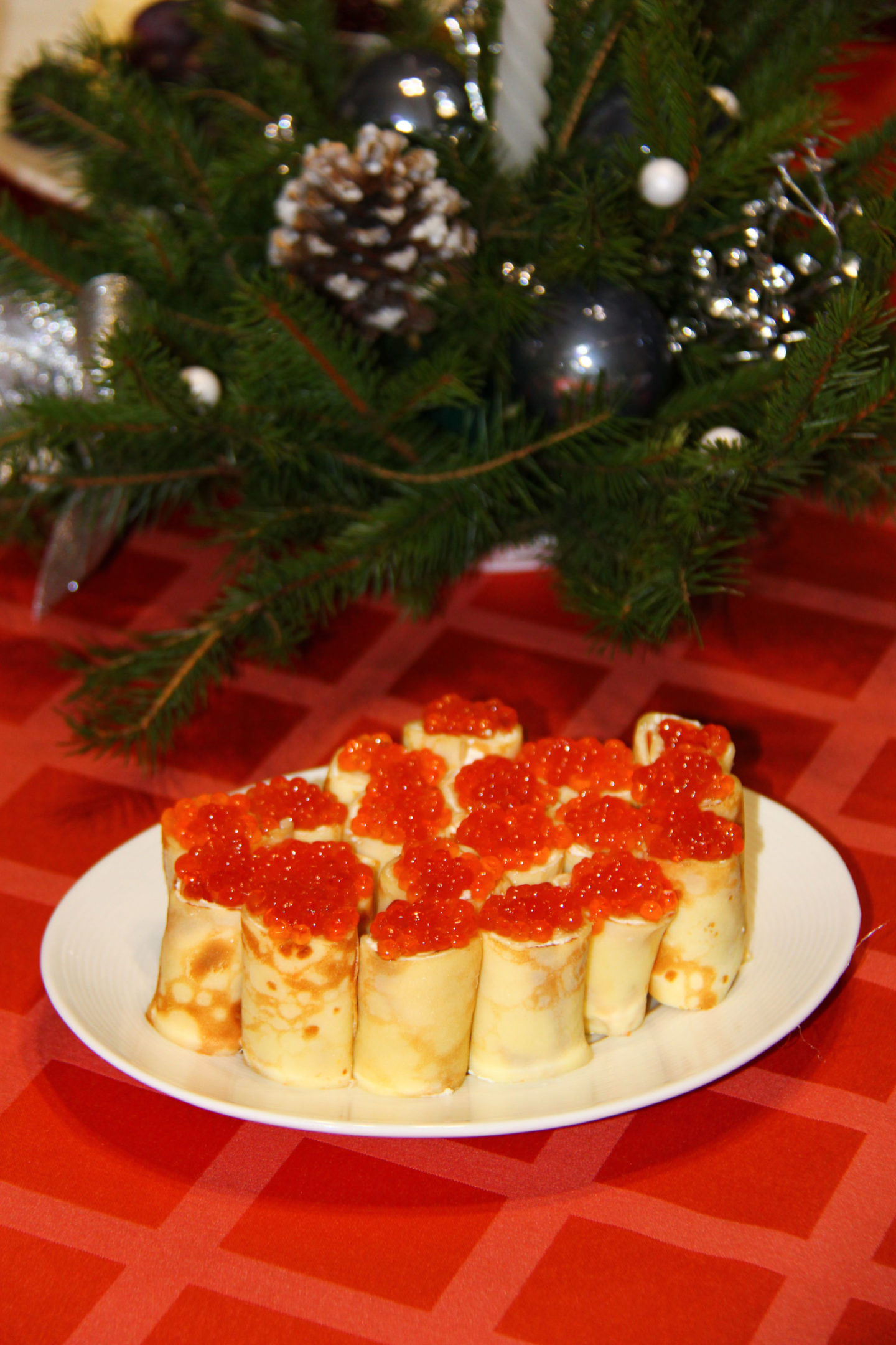 alt="clatite cu crema de branza si icre rosii"